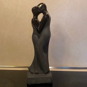 Kissing statuette